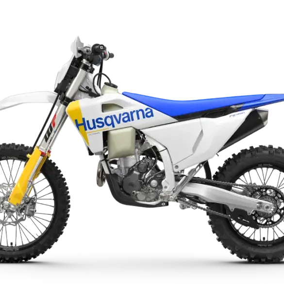 Husqvarna FE 350 2027 Seitenansicht, Enduro-Motorrad in Weiß mit blauem Sitz, gelber Gabel und Offroad-Bereifung.