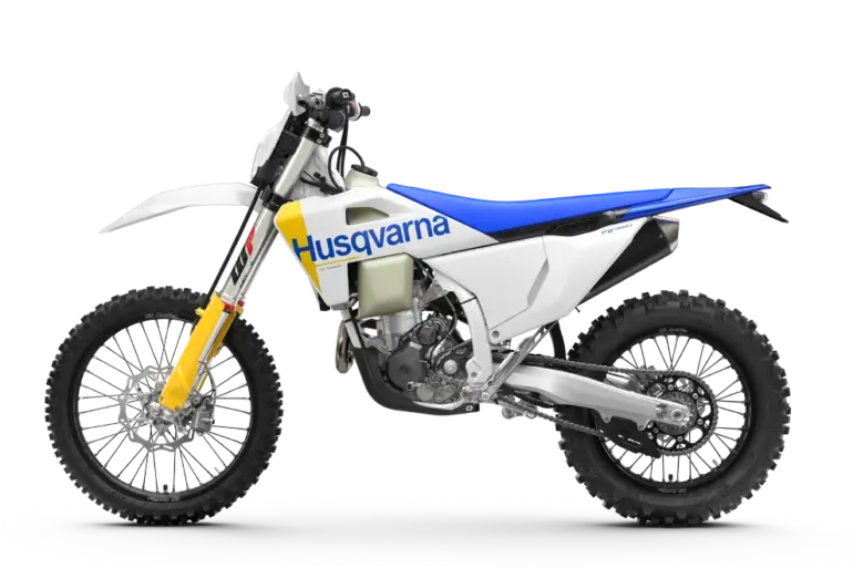 Husqvarna FE 350 2027 Seitenansicht, Enduro-Motorrad in Weiß mit blauem Sitz, gelber Gabel und Offroad-Bereifung.