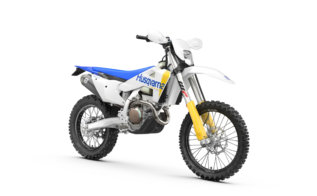 Husqvarna FE 350 2027 Seitenansicht, Enduro-Motorrad in Weiß mit blauem Sitz, gelber Gabel und Offroad-Bereifung.