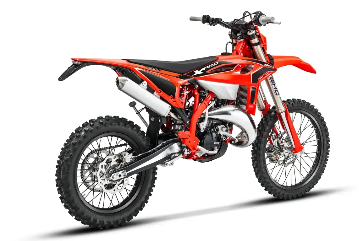 Beta RR X-PRO 2T 125 MY27 von hinten rechts, Enduro-Motorrad mit Offroad-Reifen und sportlicher Optik