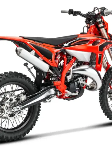 Beta RR X-PRO 2T 125 MY27 von hinten rechts, Enduro-Motorrad mit Offroad-Reifen und sportlicher Optik