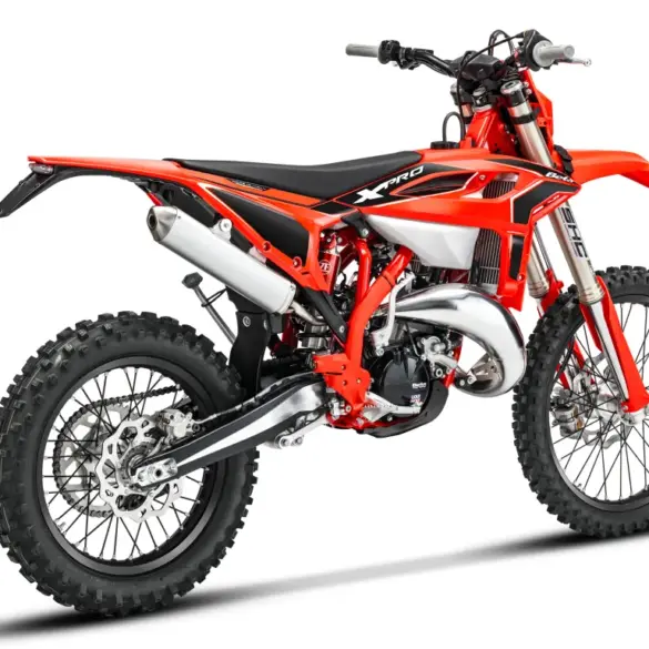 Beta RR X-PRO 2T 125 MY27 von hinten rechts, Enduro-Motorrad mit Offroad-Reifen und sportlicher Optik