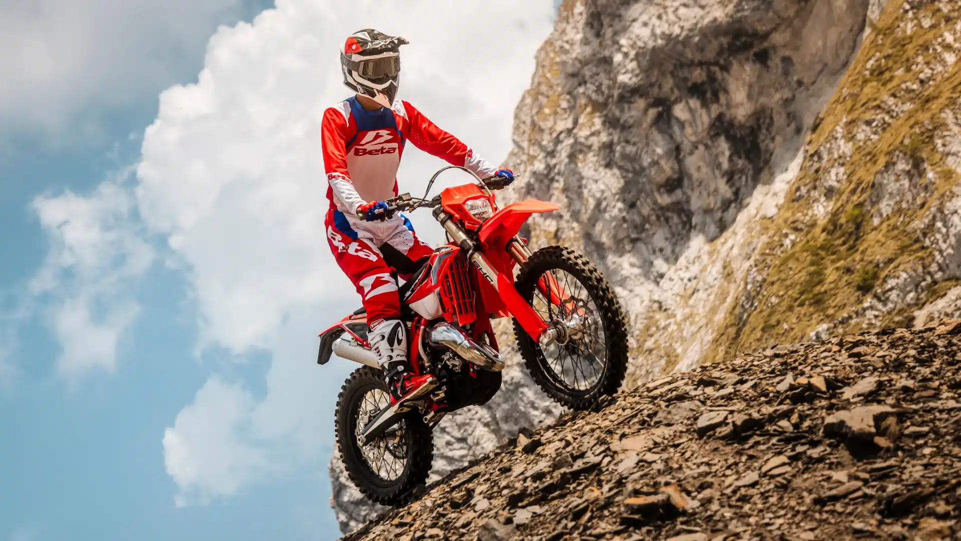 Beta RR X-PRO 2T 125 MY27 fährt steile Geröllstrecke im Gebirge hoch