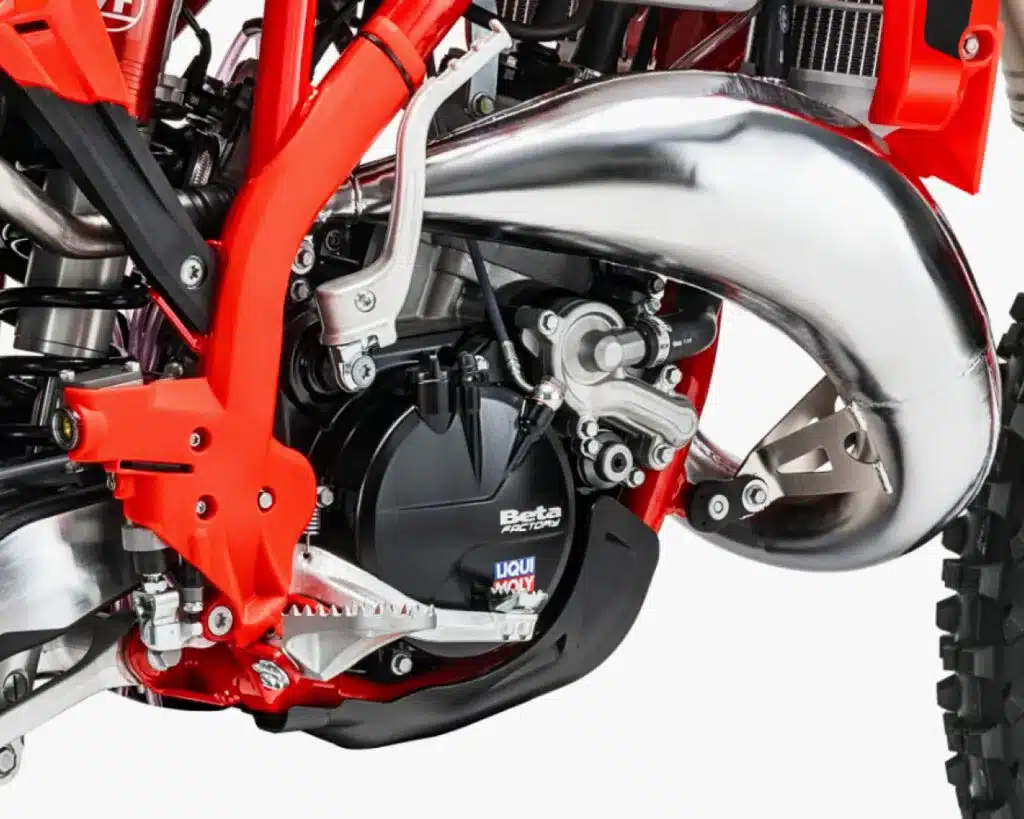 Detailansicht von Motor, Rahmen und Auspuff der Beta RR X-PRO 2T 125 MY27