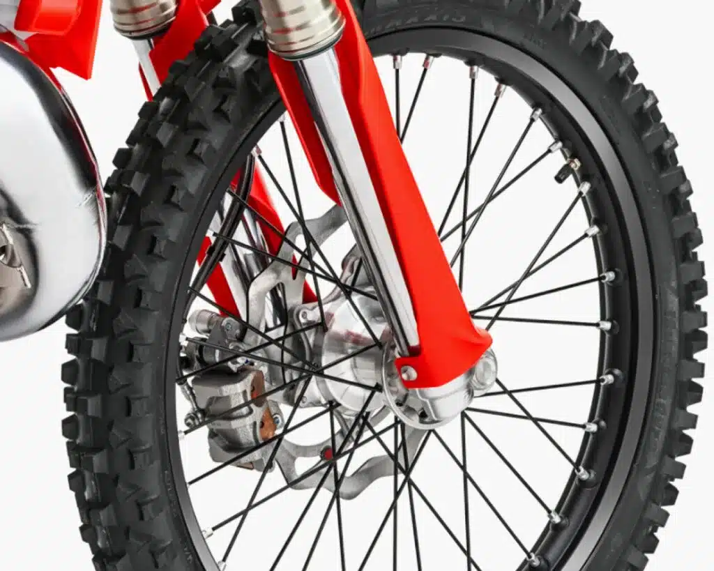 Vorderes Rad mit SHC-Gabel, Bremsscheibe und grobstolligem Gelände-Reifen der Beta RR X-PRO 2T 125 MY27