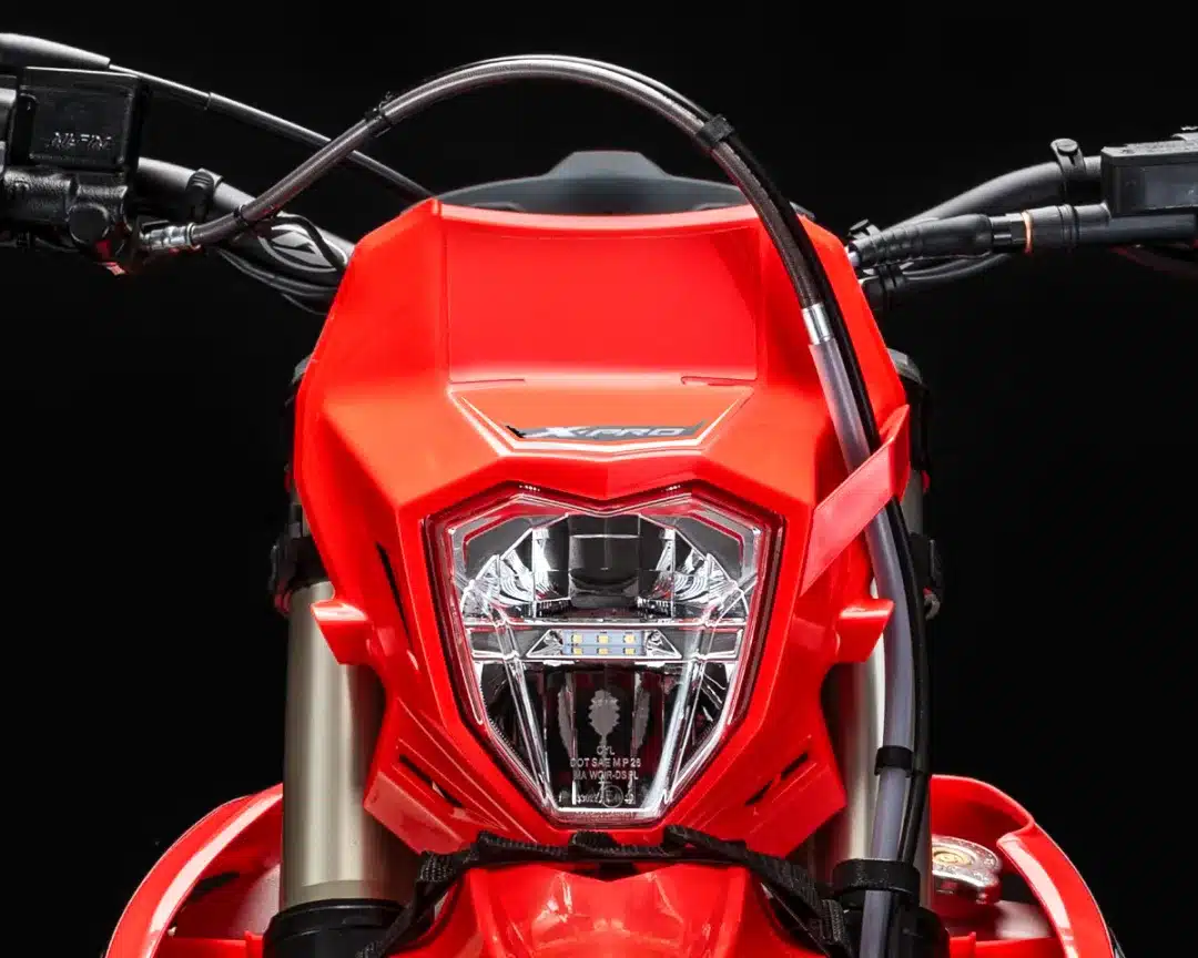 Frontansicht der Beta RR X-PRO 2T 125 MY27 mit markantem LED-Scheinwerfer und Lenkerelementen