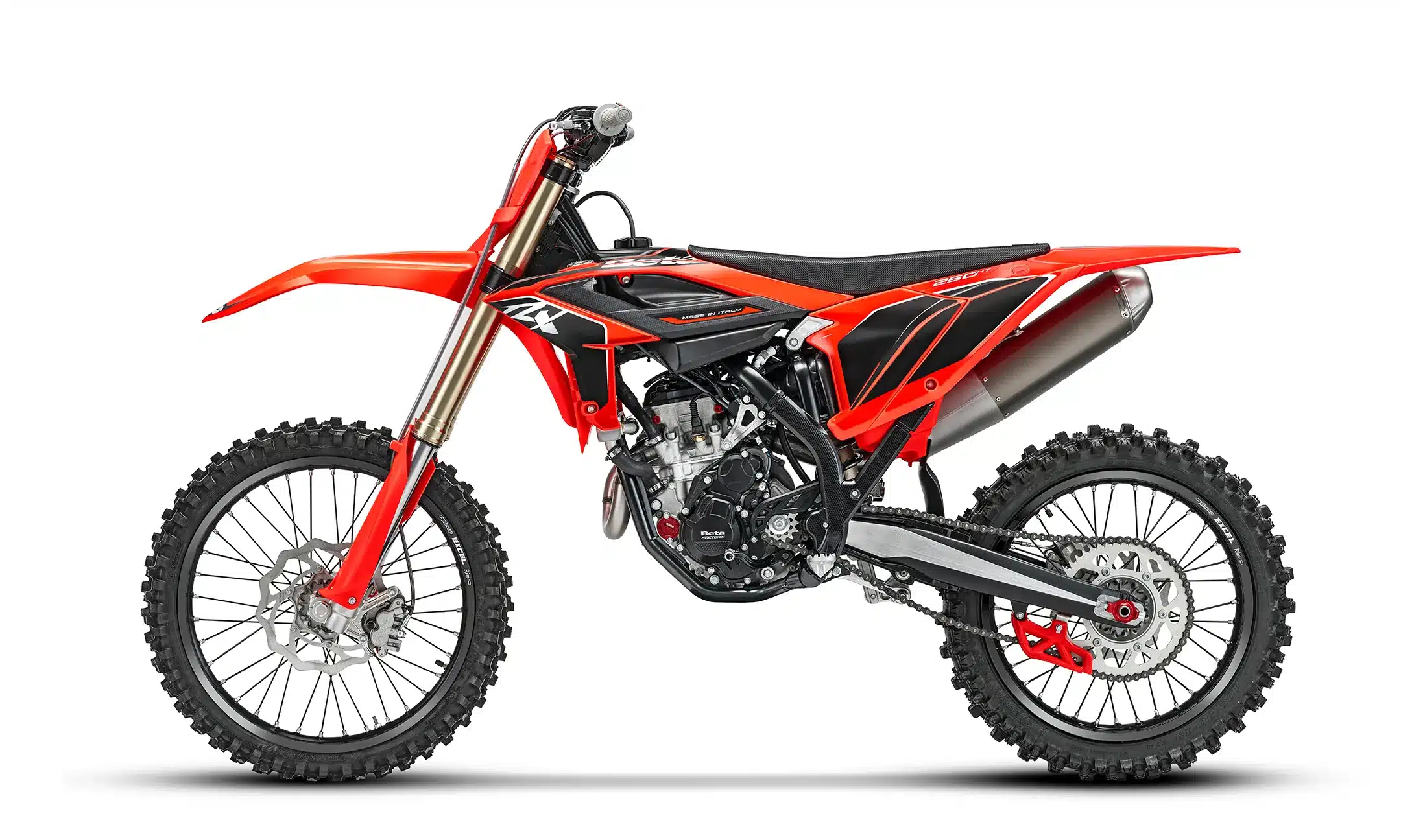 Motocross-Motorrad Beta RX 4T 250 in rot-schwarz, Seitenansicht auf weißem Hintergrund.