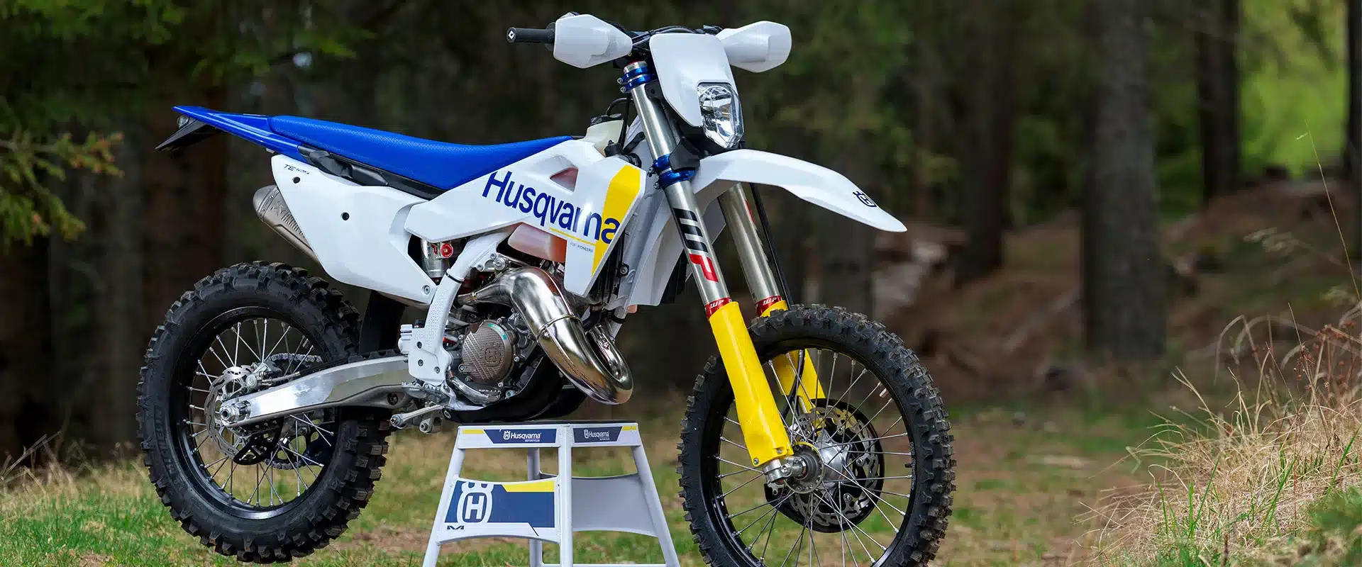 Husqvarna TE 125 Enduro-Motorrad auf einem Ständer im Wald, seitliche Ansicht
