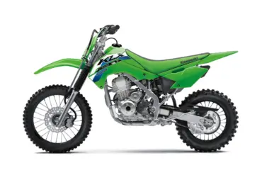 Seitenansicht der grünen Kawasaki KLX140R Enduro auf weißem Hintergrund