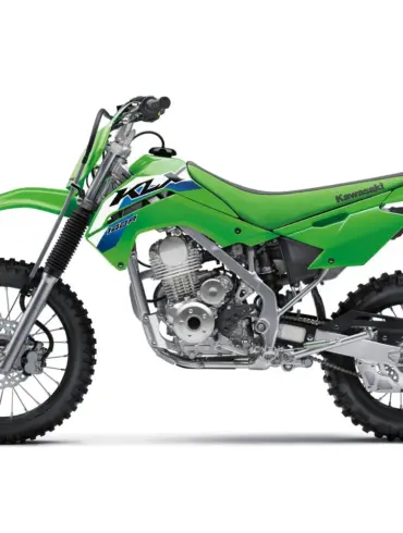 Seitenansicht der grünen Kawasaki KLX140R Enduro auf weißem Hintergrund