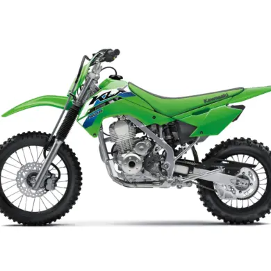 Seitenansicht der grünen Kawasaki KLX140R Enduro auf weißem Hintergrund