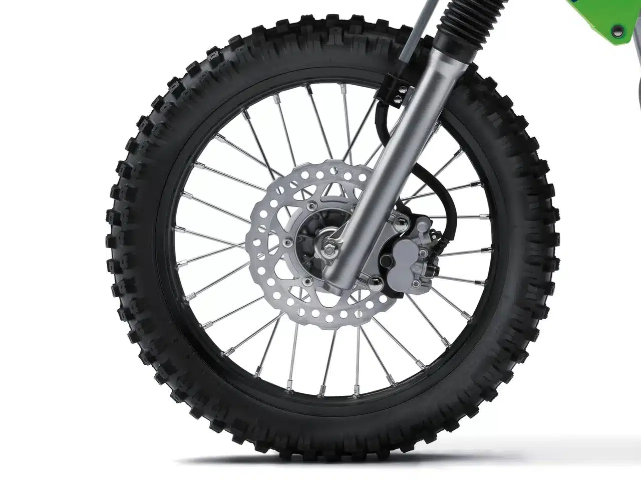 Vorderrad einer Kawasaki KLX140R mit grobem Profilreifen und Scheibenbremse