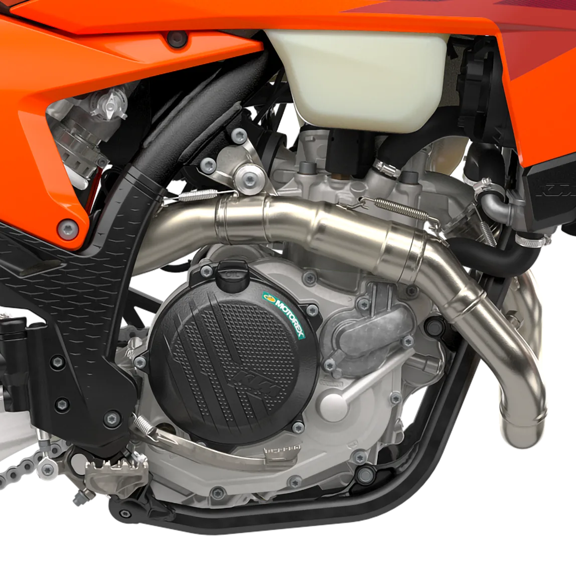 Nahaufnahme des Motors der KTM 450 EXC-F mit 449,9 cm³, Auspuff und Rahmen