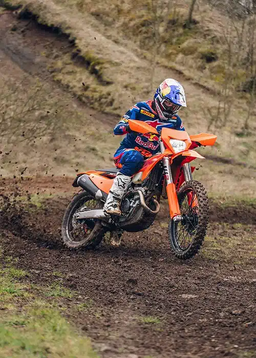 KTM 450 EXC-F Enduro-Motorrad wird von einem Fahrer im Gelände bewegt.