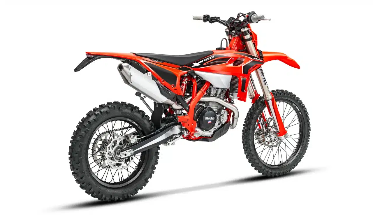 Beta RR X-PRO 4T 350 in Seitenansicht, Modelljahr 2027, Enduro-Motorrad auf weißem Hintergrund