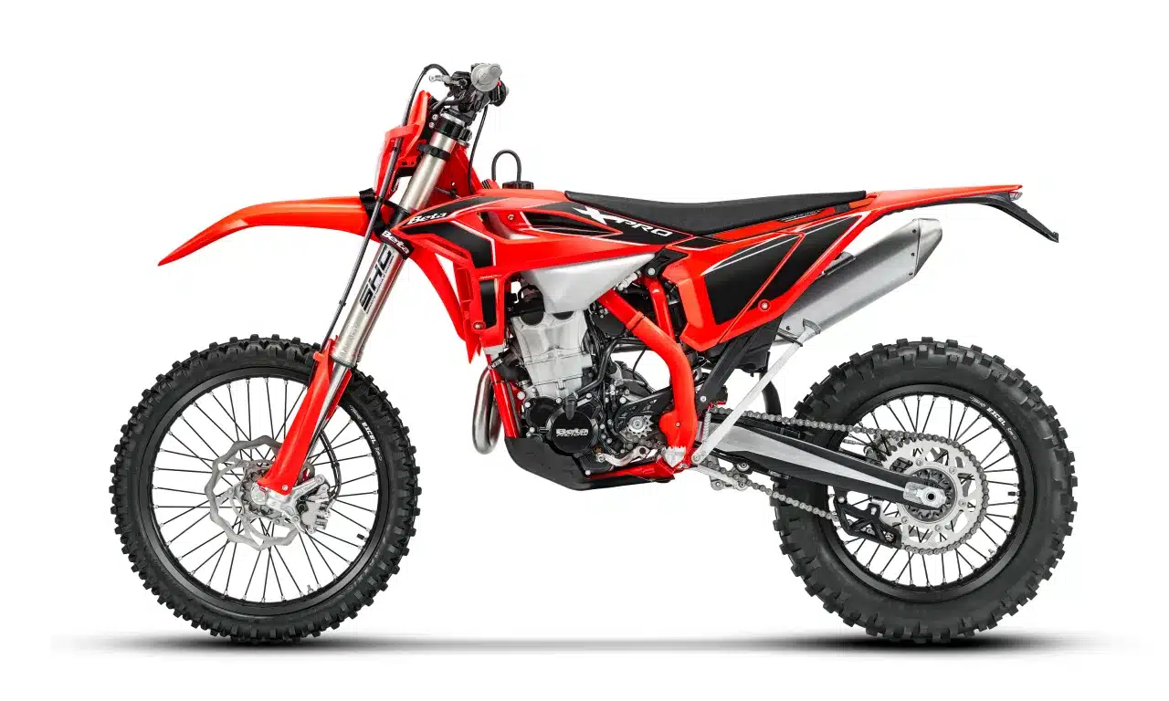 Beta RR X-PRO 4T 350 Enduro-Motorrad in Seitenansicht, rot-schwarze Lackierung, Geländebereifung.