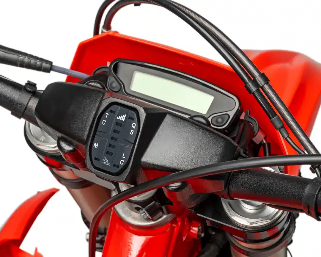 Bedieneinheit und Display am Lenker der Beta RR X-PRO 4T 350 mit Schaltern für Traktionskontrolle, Motormapping und Launch Control
