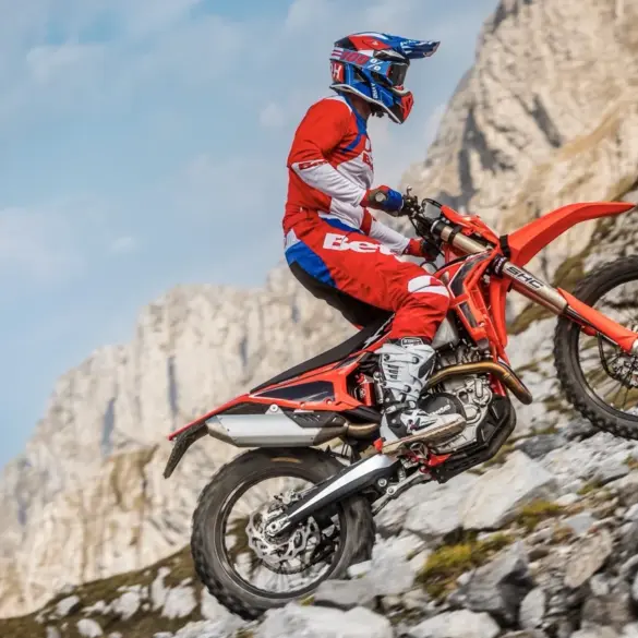 Beta RR X-PRO 4T 350 Enduro-Motorrad fährt einen steinigen Hang hinauf, Fahrer in roter Schutzkleidung.