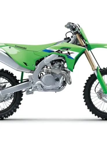 Seitenansicht der Kawasaki KX450F des Modelljahrs 2027, ein modernes Motocross-Motorrad in Grün mit Aluminiumrahmen und Scheibenbremsen.