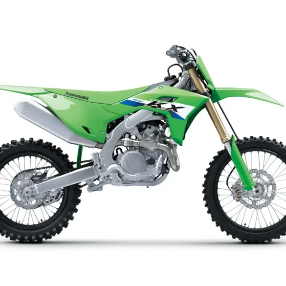 Seitenansicht der Kawasaki KX450F des Modelljahrs 2027, ein modernes Motocross-Motorrad in Grün mit Aluminiumrahmen und Scheibenbremsen.