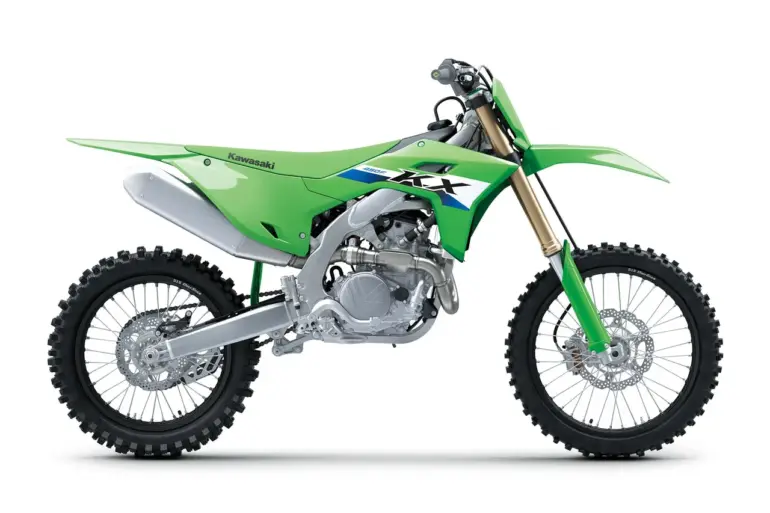 Seitenansicht der Kawasaki KX450F des Modelljahrs 2027, ein modernes Motocross-Motorrad in Grün mit Aluminiumrahmen und Scheibenbremsen.