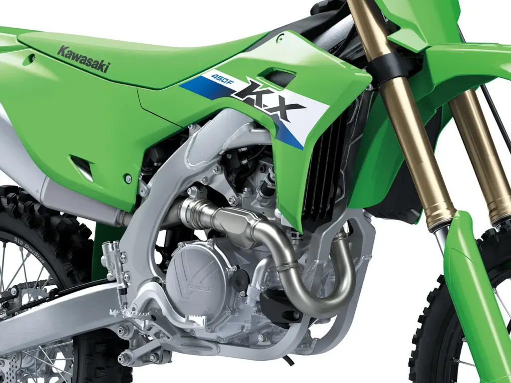 Nahaufnahme des Motors und Aluminiumrahmens der Kawasaki KX450F 2027 Motocross-Maschine