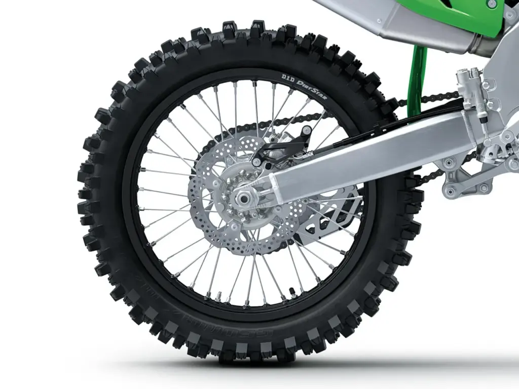 Hinterrad der Kawasaki KX450F 2027 mit Stollenreifen und Brembo-Bremsscheibe