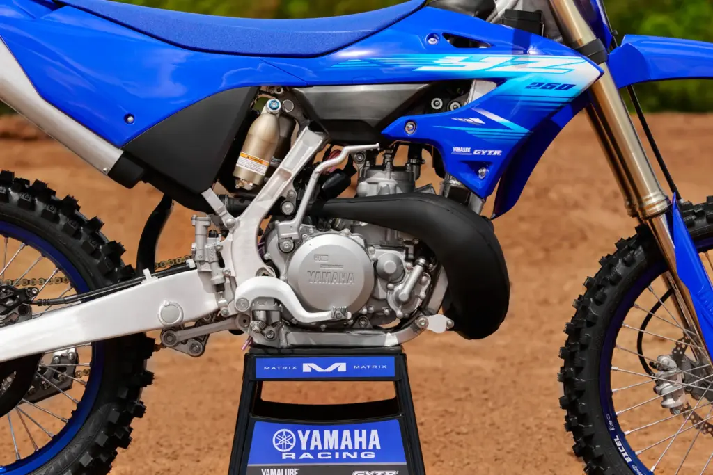 Detailaufnahme Motor und Fahrwerk der Yamaha YZ250 auf einem Ständer im Gelände
