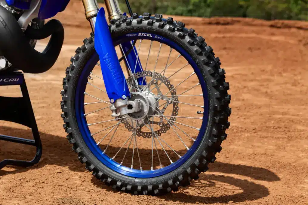 Detailansicht des Vorderrads einer Yamaha YZ250 Motocross-Maschine auf sandigem Untergrund