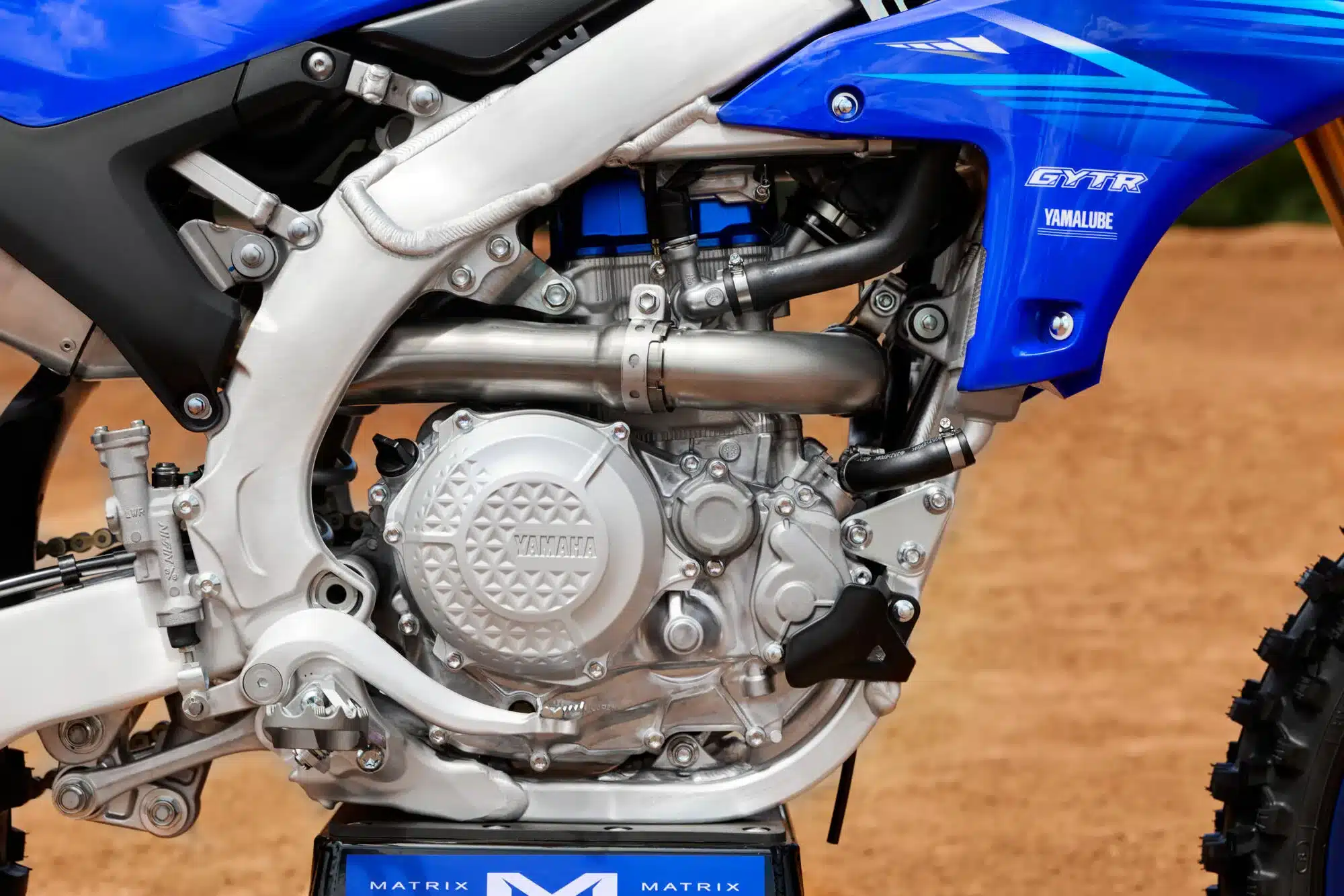 Motor und Rahmen der Yamaha YZ450F von der Seite aufgenommen, Fokus auf Technik und Verarbeitung.