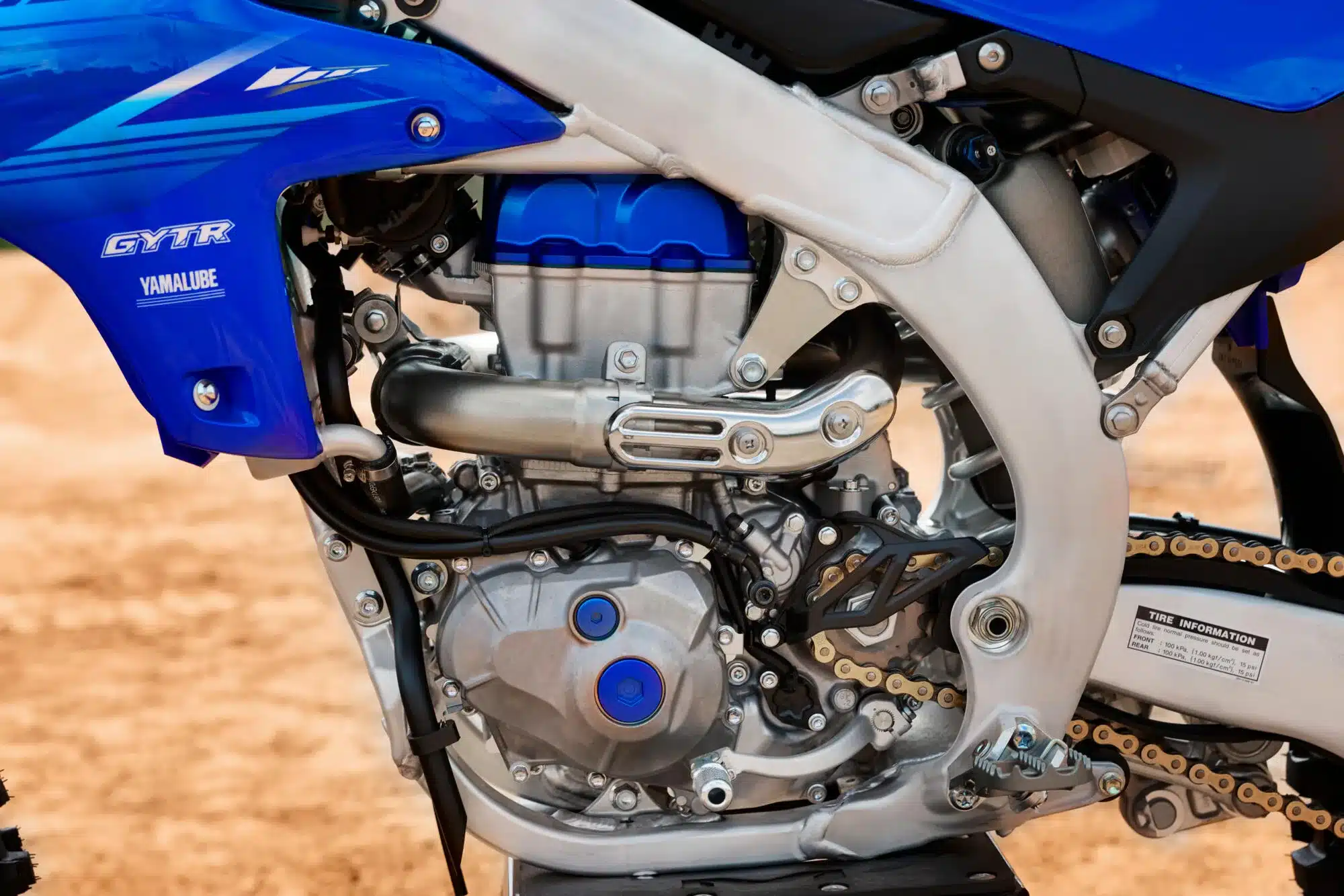 Detailansicht des Motors und Rahmens der Yamaha YZ450F Motocross-Maschine