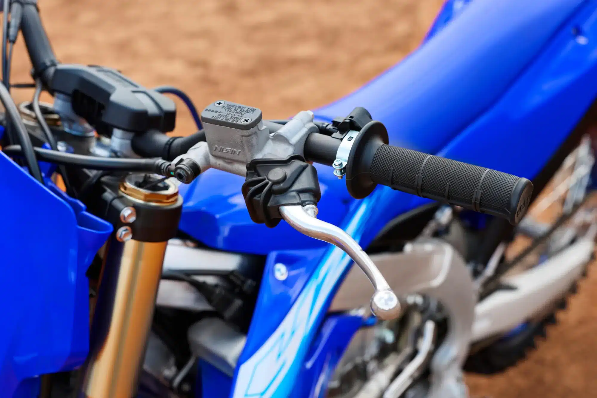 Detailansicht des Lenkers der Yamaha YZ450F 2027 mit Bremshebel und Griff