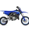 Seitenansicht der Yamaha YZ65, ein kompaktes Motocross-Motorrad für junge Fahrer in blauer Farbe