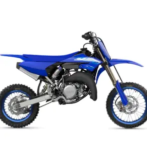 Seitenansicht der Yamaha YZ65, ein kompaktes Motocross-Motorrad für junge Fahrer in blauer Farbe