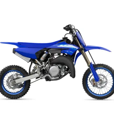 Seitenansicht der Yamaha YZ65, ein kompaktes Motocross-Motorrad für junge Fahrer in blauer Farbe