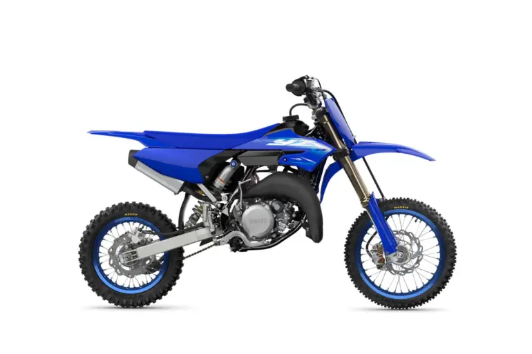 Seitenansicht der Yamaha YZ65, ein kompaktes Motocross-Motorrad für junge Fahrer in blauer Farbe