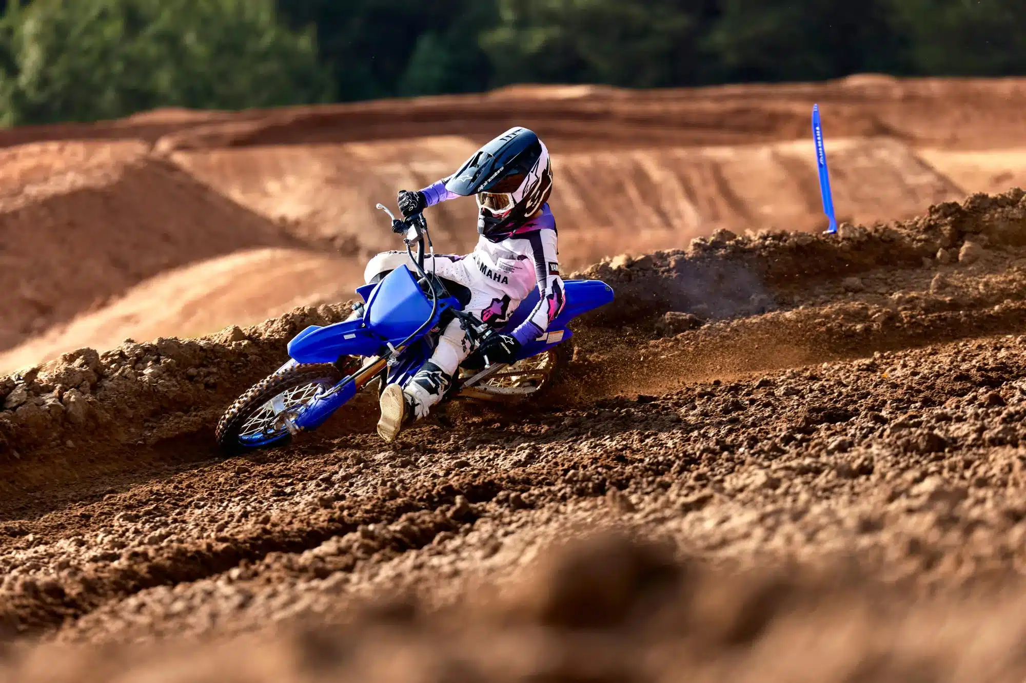 Yamaha YZ65 Motocross-Motorrad in Aktion auf Offroad-Strecke