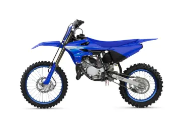 Yamaha YZ85 2027 in Icon Blue von der Seite