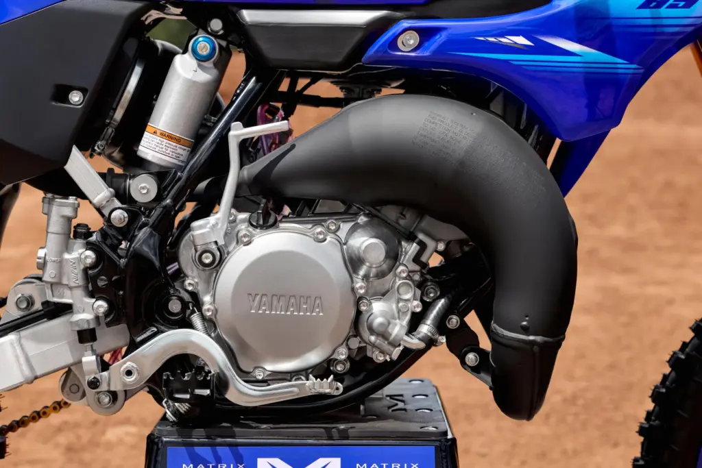 Nahaufnahme des Motors und Fahrwerks der Yamaha YZ85 2027