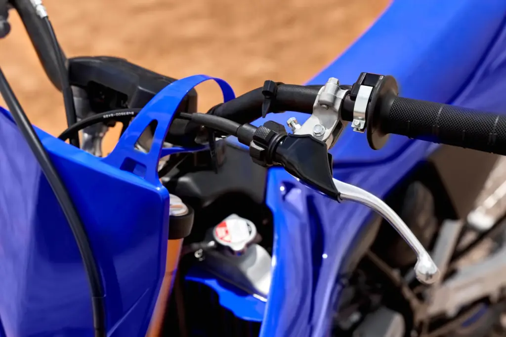 Lenker und Bedienelemente der Yamaha YZ85 2027 in Nahaufnahme