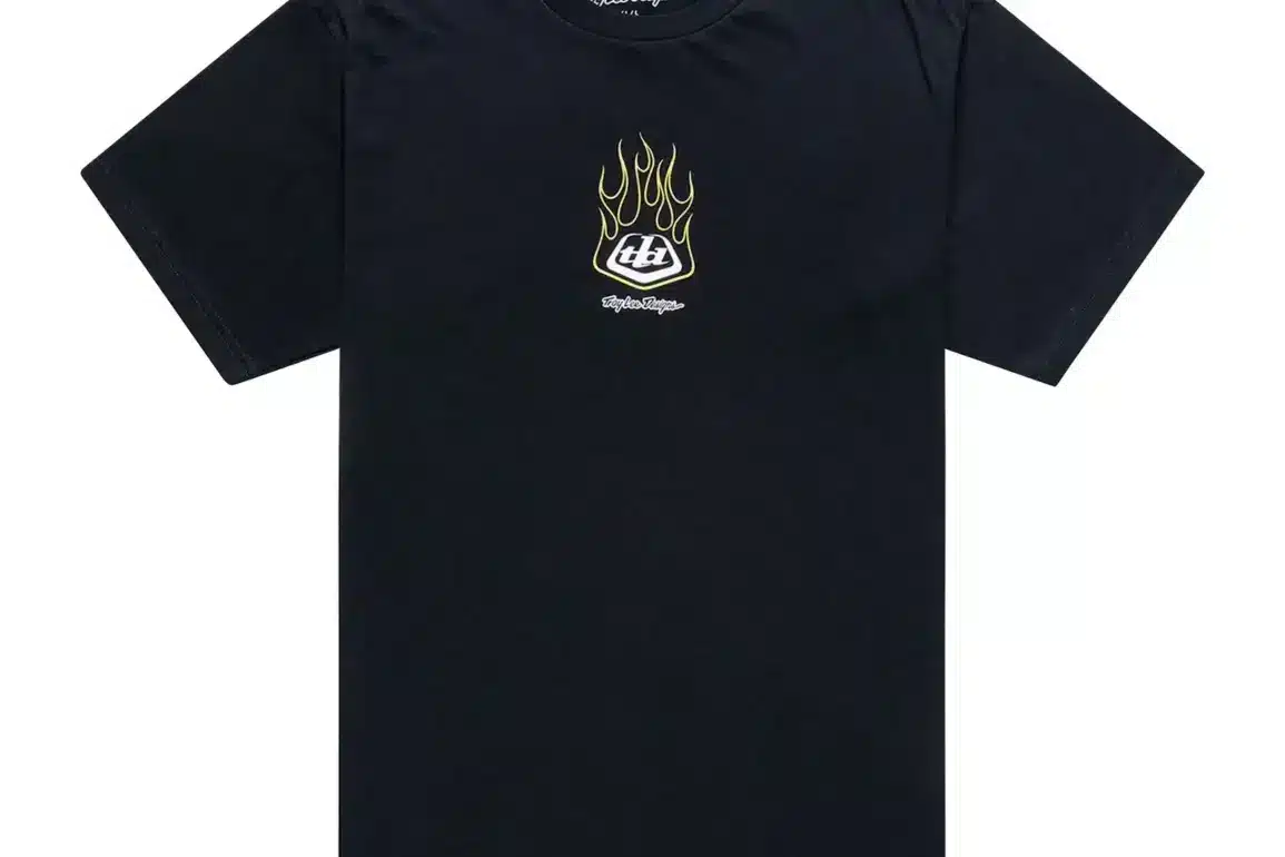 Schwarzes T-Shirt mit grafischem Flame2-Motiv auf der Brust, neutral vor weißem Hintergrund fotografiert.
