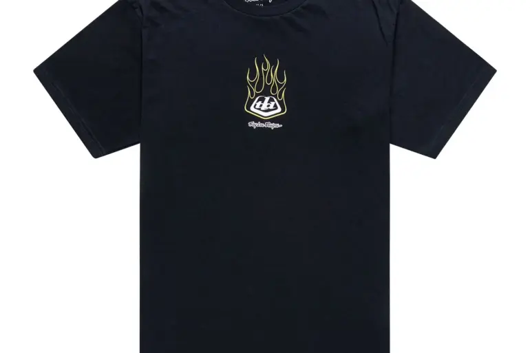 Schwarzes T-Shirt mit grafischem Flame2-Motiv auf der Brust, neutral vor weißem Hintergrund fotografiert.