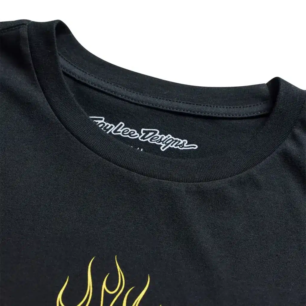 Detailaufnahme des Kragens und Flame2-Motivs des schwarzen Short Sleeve Tee Flame2 Black