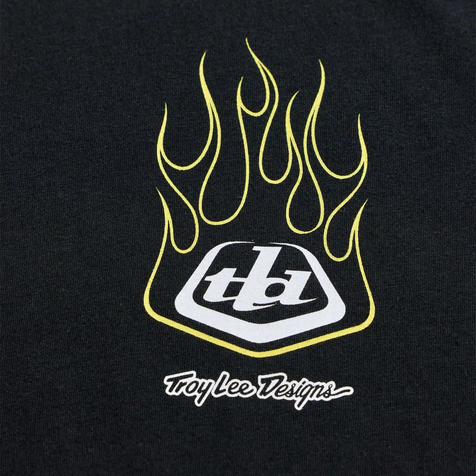 Nahaufnahme des grafischen Flame2-Motivs auf schwarzem Troy Lee Designs T-Shirt.