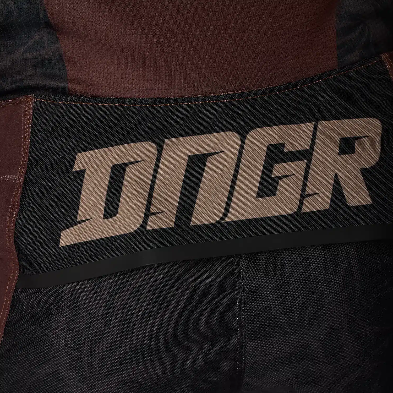 Detailaufnahme der Flexair HD38 Motocross-Hose in Braun mit großem Schriftzug am Rücken.