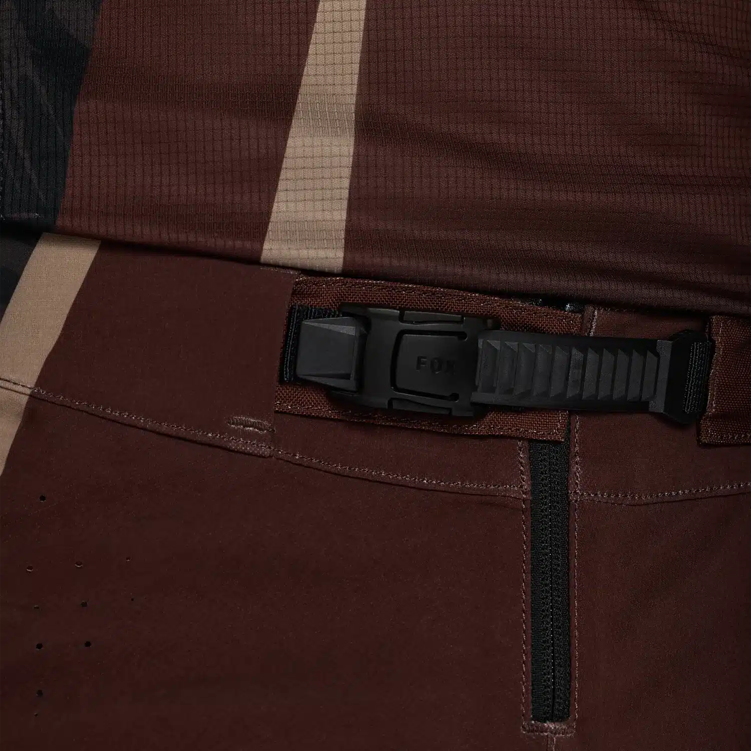 Nahaufnahme des Bundes und Verschlusses der braunen Flexair HD38 Hose mit markantem Ratschensystem.