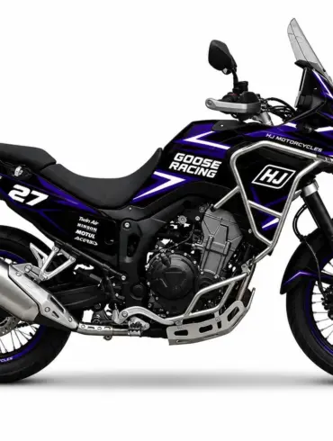 Adventure-Bike Hengjian HJ500-8, komplett ausgestattet, mit Rennbeklebung, in seitlicher Ansicht auf weißem Hintergrund