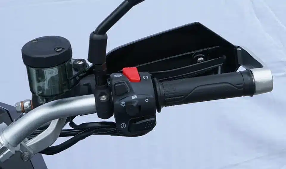 Lenker und Bedienelemente der Hengjian HJ500-8 mit Griff, Schaltern und Handprotektor
