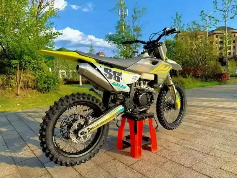 Enduro-Motorrad Hengjian S6 YB250H mit grobstolligen Reifen und schlankem Chassis auf einem Ständer im Freien.
