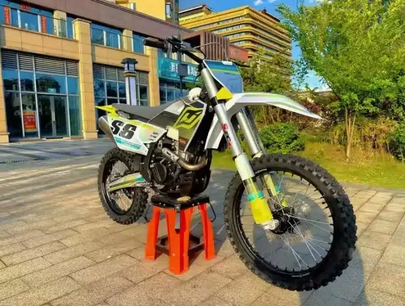 Hengjian S6 YB250H Enduro-Motorrad steht auf einem roten Montageständer im Freien
